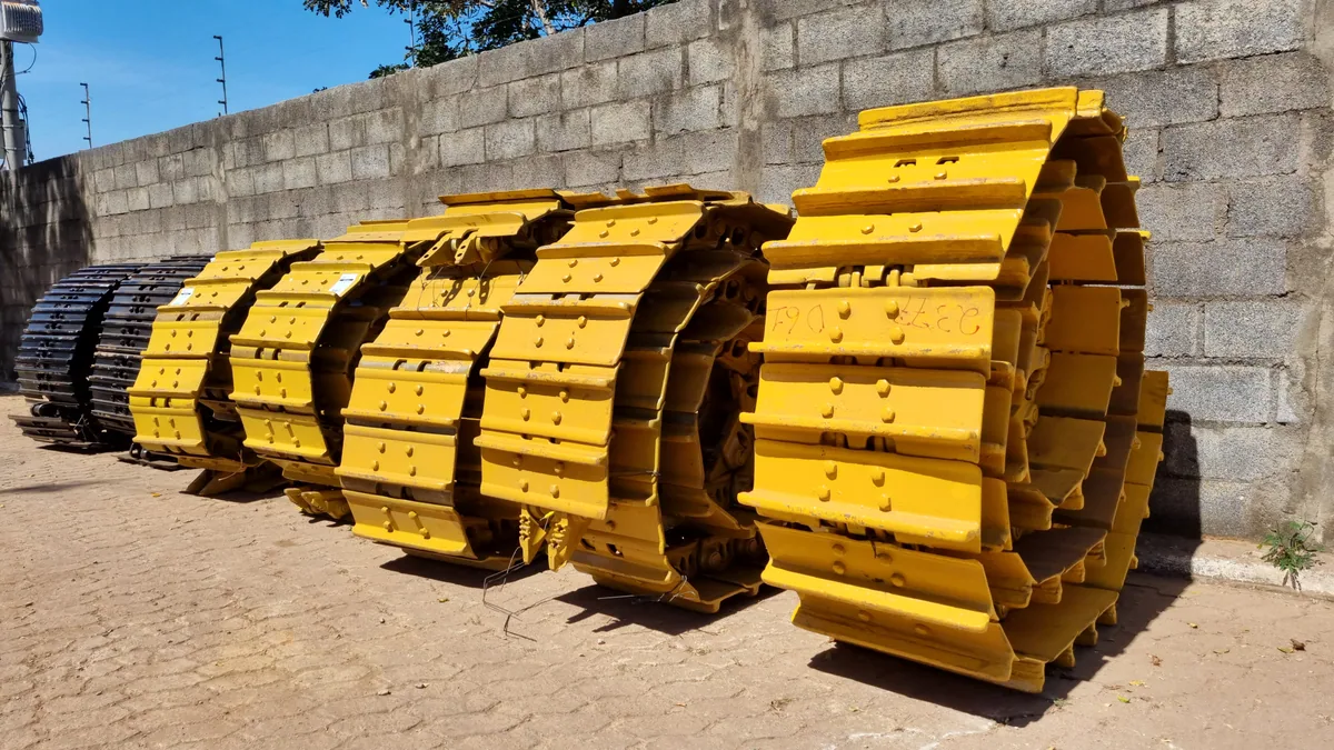 Conjuntos de esteiras de material rodante no pátio da New Tractor